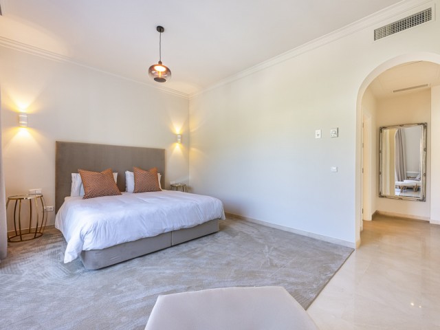 5 Bedrooms Villa in Benahavís