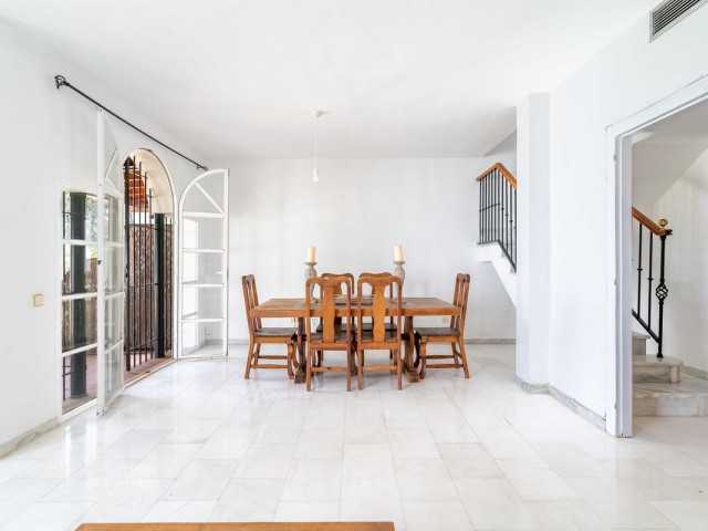 Maison mitoyenne avec 3 Chambres  à Nueva Andalucía