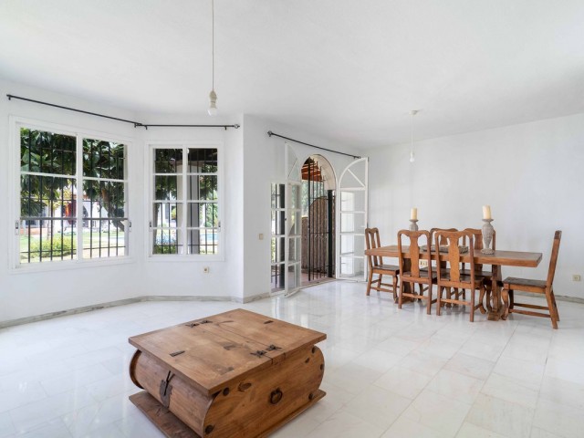 Maison mitoyenne avec 3 Chambres  à Nueva Andalucía