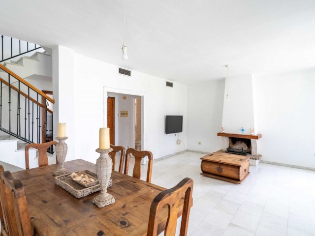 Maison mitoyenne avec 3 Chambres  à Nueva Andalucía