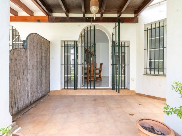 Maison mitoyenne avec 3 Chambres  à Nueva Andalucía