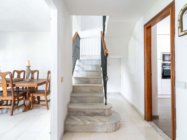 Maison mitoyenne avec 3 Chambres  à Nueva Andalucía