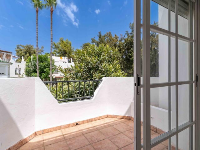 Maison mitoyenne avec 3 Chambres  à Nueva Andalucía