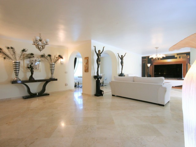 Kattohuoneisto Guadalmina Alta