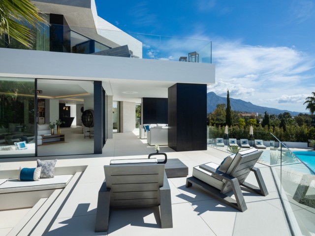 5 Bedrooms Villa in Benahavís