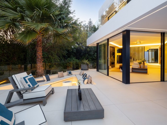 5 Bedrooms Villa in Benahavís