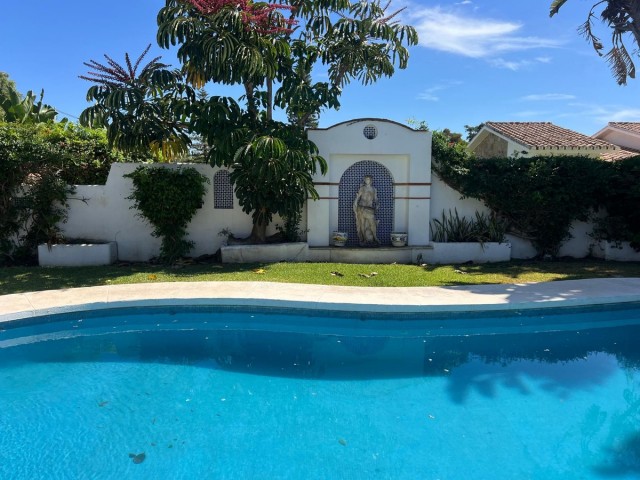 4 Bedrooms Villa in Estepona