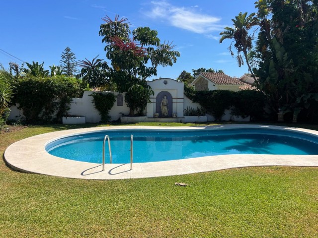 4 Bedrooms Villa in Estepona