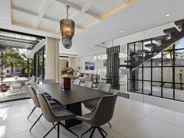 Villa avec 6 Chambres  à San Pedro de Alcántara