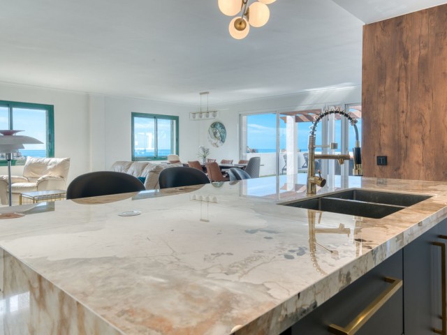 Penthouse avec 4 Chambres  à Torrequebrada