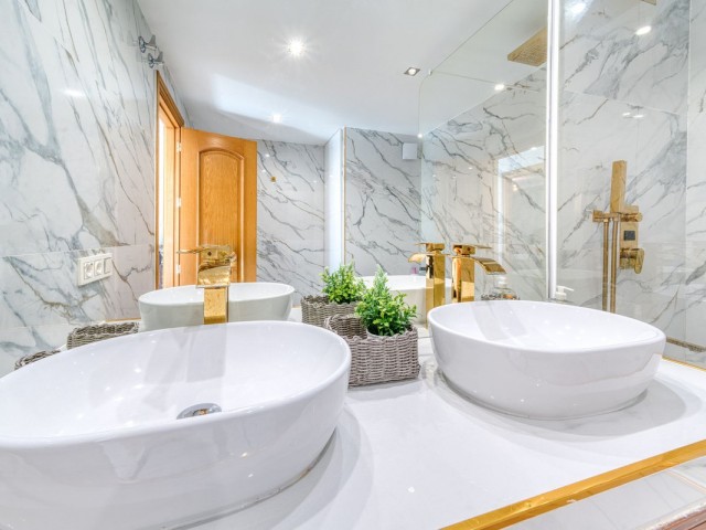 Penthouse avec 4 Chambres  à Torrequebrada