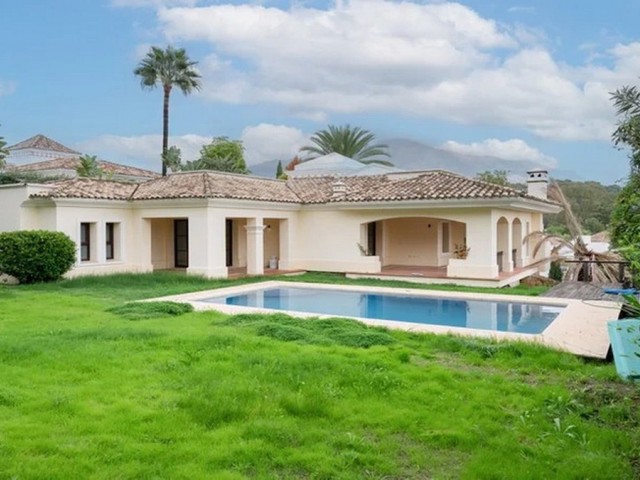 5 Bedrooms Villa in Nueva Andalucía