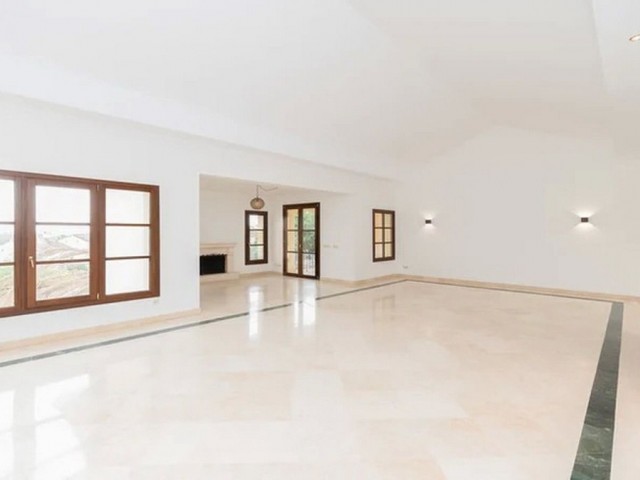 5 Bedrooms Villa in Nueva Andalucía