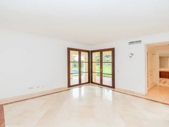 5 Bedrooms Villa in Nueva Andalucía