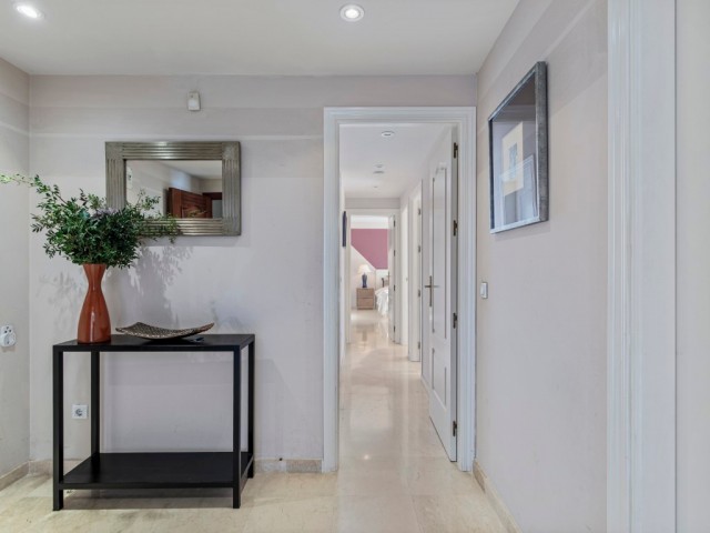 Apartamento con 3 Dormitorios  en Benahavís