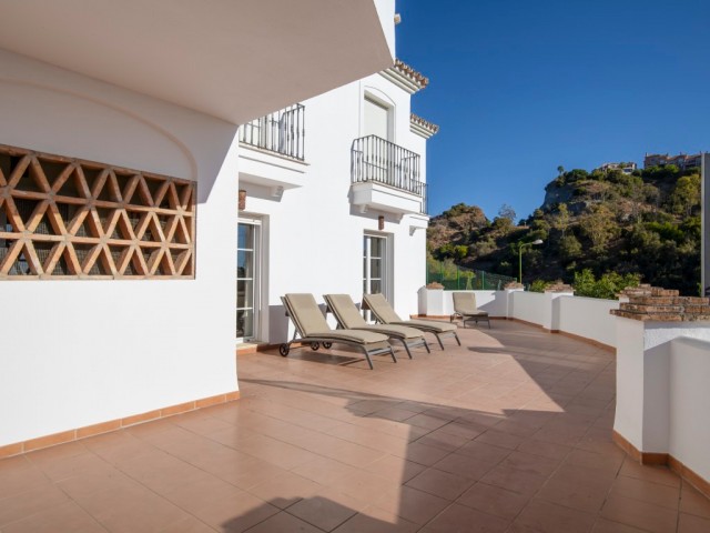 Apartamento con 3 Dormitorios  en Benahavís