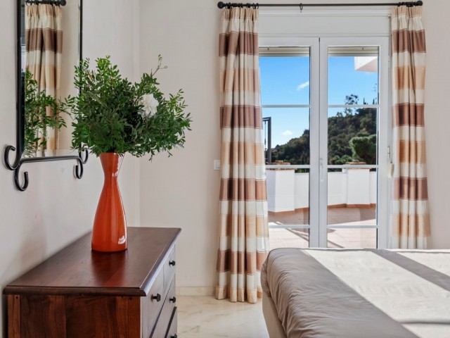 Apartamento con 3 Dormitorios  en Benahavís