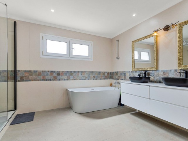 Villa avec 6 Chambres  à Benalmadena Costa