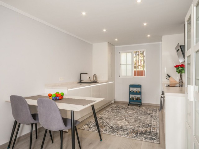 Apartamento con 2 Dormitorios  en Elviria