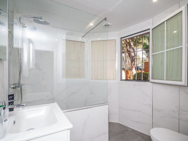 Apartamento con 2 Dormitorios  en Elviria