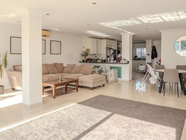 5 Bedrooms Villa in Nueva Andalucía