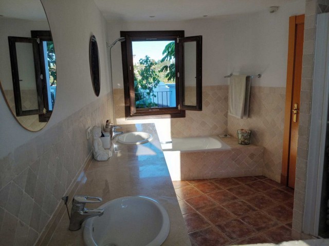 3 Bedrooms Villa in Estepona
