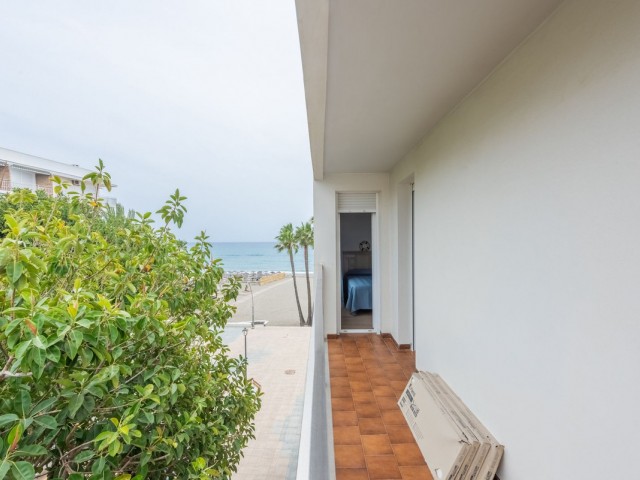 Apartamento con 3 Dormitorios  en Estepona