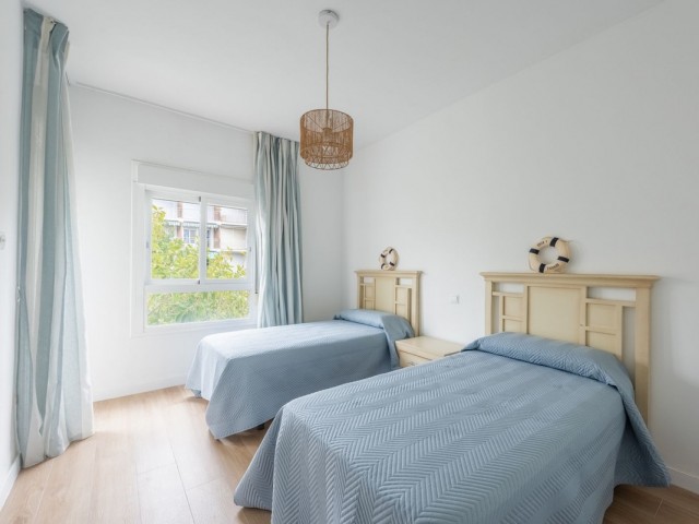 Apartamento con 3 Dormitorios  en Estepona