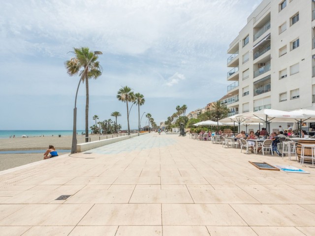 Apartamento con 3 Dormitorios  en Estepona