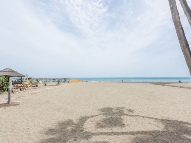 Apartamento con 3 Dormitorios  en Estepona