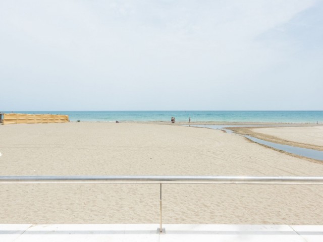 Apartamento con 3 Dormitorios  en Estepona