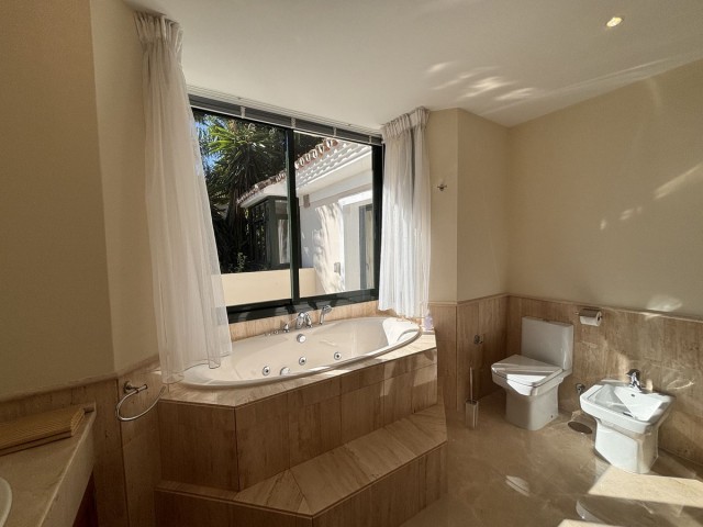 7 Soveroms Villa i Benahavís