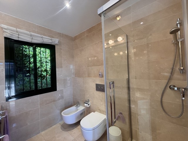 7 Soveroms Villa i Benahavís