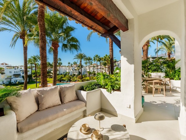 Apartamento con 3 Dormitorios  en Estepona