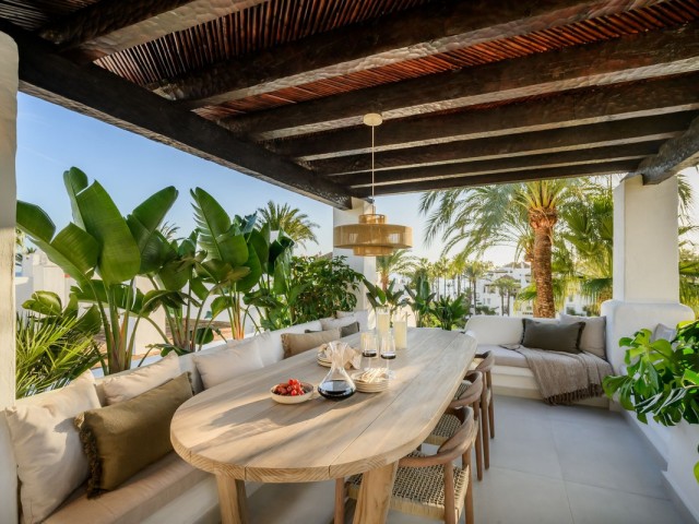 Apartamento con 3 Dormitorios  en Estepona