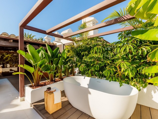 Apartamento con 3 Dormitorios  en Estepona