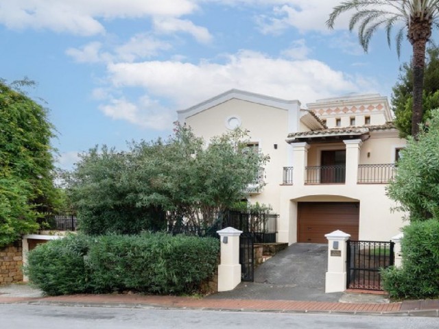 Villa avec 5 Chambres  à Nueva Andalucía