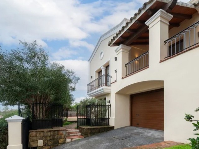 Villa avec 5 Chambres  à Nueva Andalucía