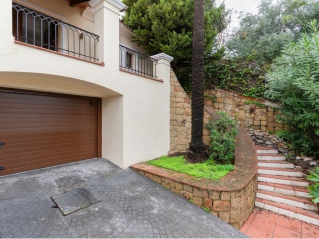 Villa avec 5 Chambres  à Nueva Andalucía