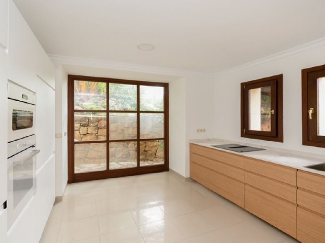 Villa avec 5 Chambres  à Nueva Andalucía