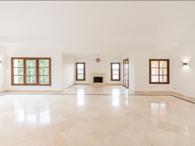 Villa avec 5 Chambres  à Nueva Andalucía