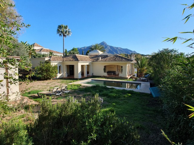 Villa avec 5 Chambres  à Nueva Andalucía