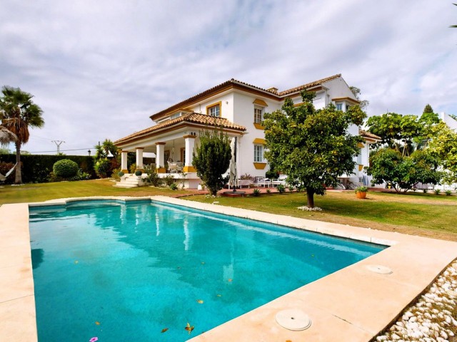 7 Makuuhuoneen Huvila Guadalmina Alta