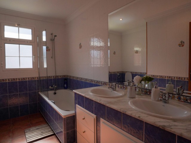 Villa avec 4 Chambres  à Nueva Andalucía