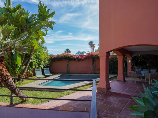 Villa avec 4 Chambres  à Nueva Andalucía