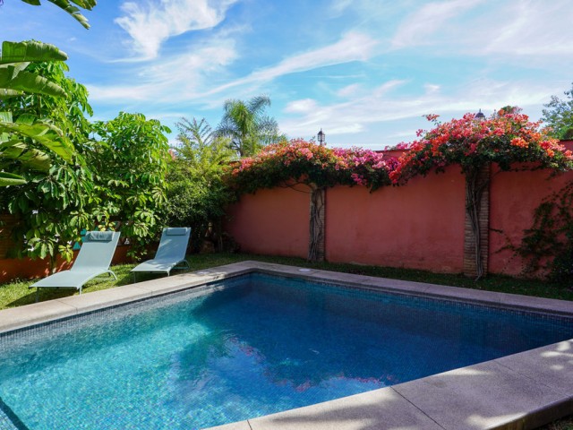 Villa avec 4 Chambres  à Nueva Andalucía