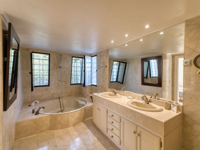 4 Schlafzimmer Villa in Nueva Andalucía