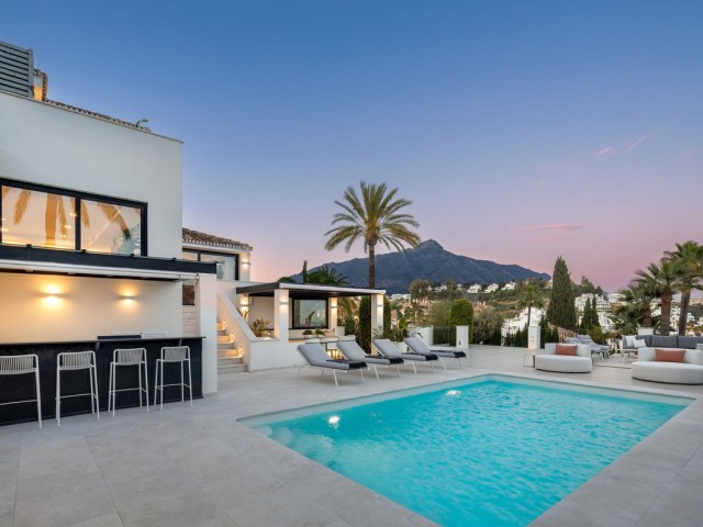 5 Bedrooms Villa in Nueva Andalucía