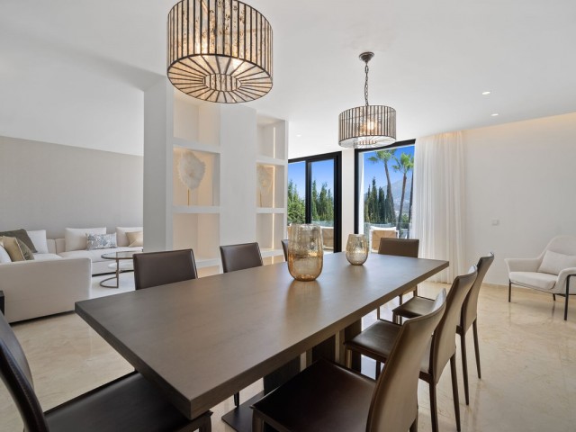 Villa avec 5 Chambres  à Nueva Andalucía