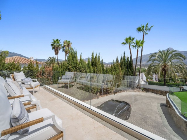 Villa avec 5 Chambres  à Nueva Andalucía